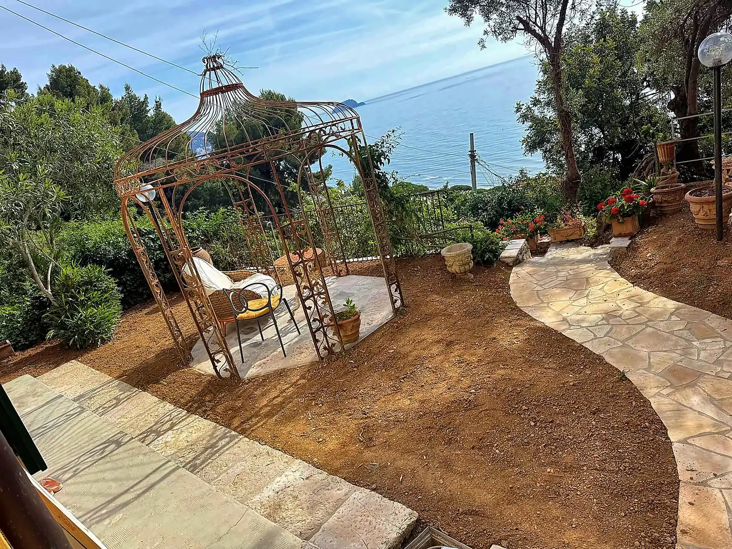 Giardino con gazebo e percorso in pietra sul mare